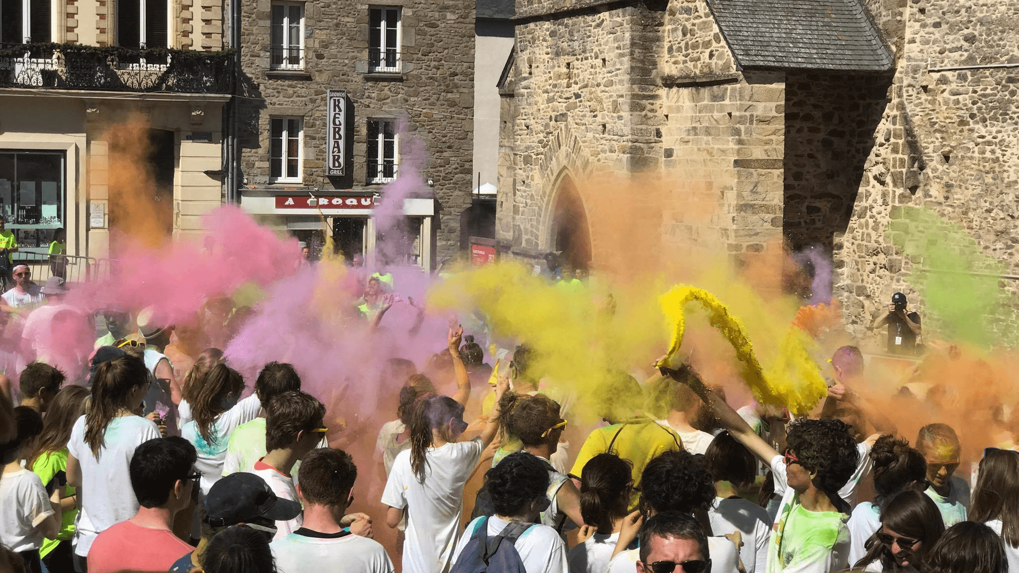 Lancer de poudre à l'arrive de la Jazz Colore à Coutances